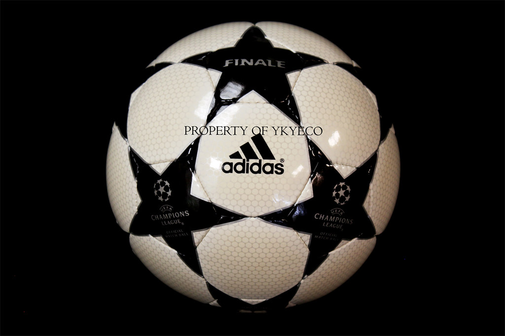 UEFA CHAMPIONS FINALE 2 2001-02 ADIDAS BALL 0… Flickr