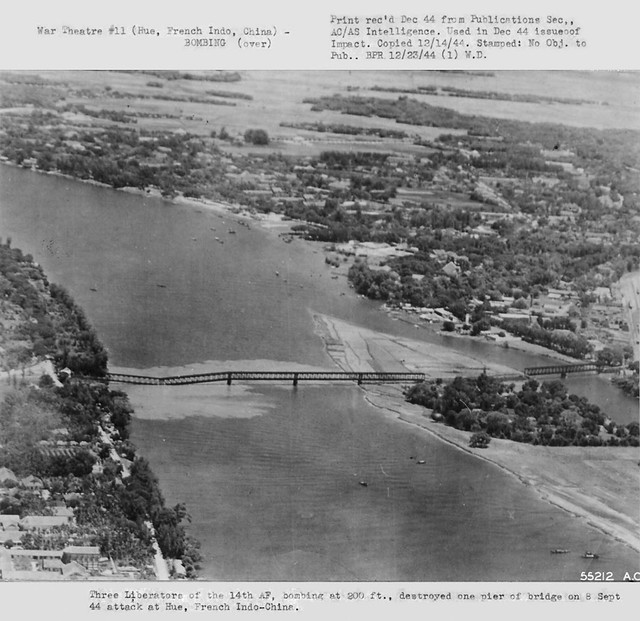 Huế 1944 - cầu đường sắt Bạch Hổ trên sông Hương bị đánh sập