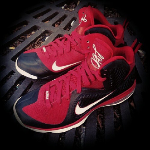 #sneakerhead #shootingstars #kicks #shoegame #nike #justdoit #classic #fresh #fashion #style #red #black #white @bdota man you not ready | by hitmeon_thehip