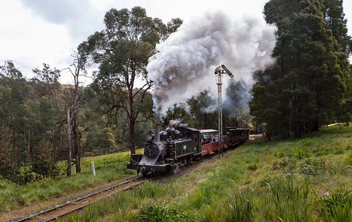 pbr lx victoria climbing commissionersspecial smoke steam cockatoo milepost australia overcast trains signal levelcrossing 14a puffingbilly au