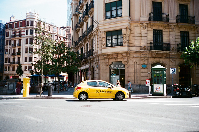 2012/Aug Bilbao/Yellow car and Mailbox