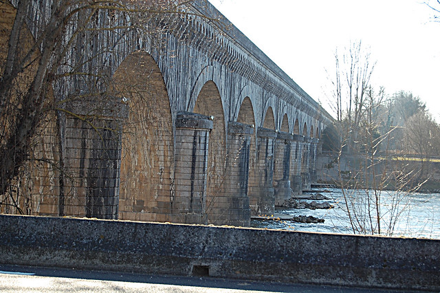 Le Passage-d'Agen, la Garonne sous les arches du pont-canal