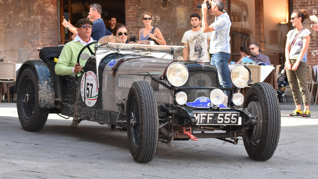 Passaggio da Piazza del campo delle Auto Storiche del Gran Premio Nuvolari 2016