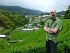 Hugo visiting the tea garden of the Issinen family (Miyasaki)