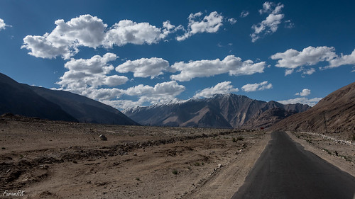 highway ladakh mountains road