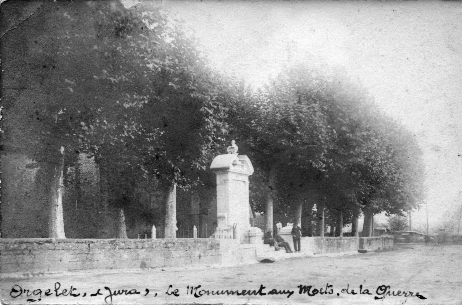 Orgelet - Le monument aux morts.