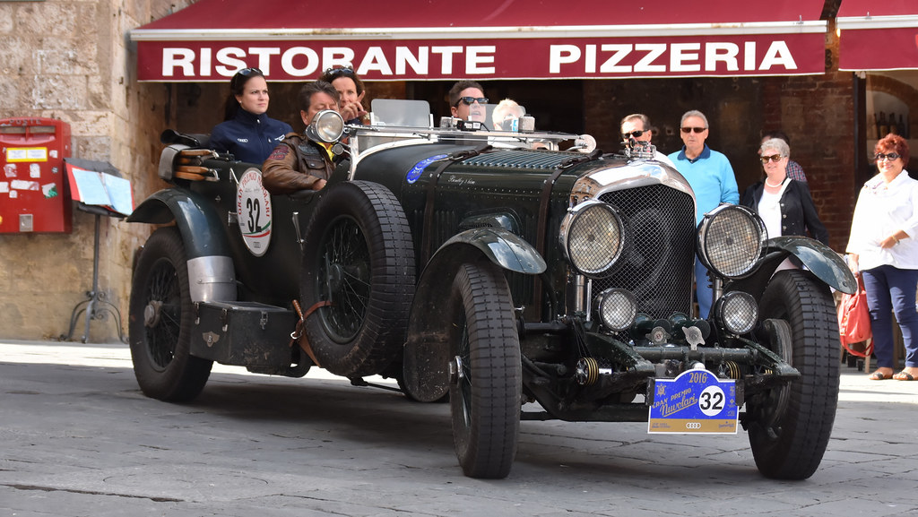 Passaggio da Piazza del campo delle Auto Storiche del Gran Premio Nuvolari 2016