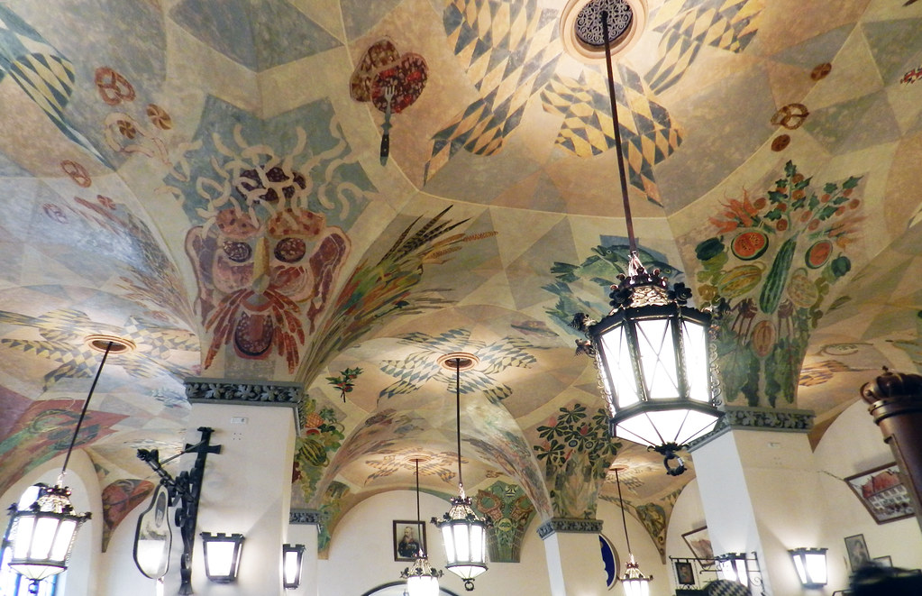 pintura mural en boveda o techo interior edificio Orlando Haus cerveceria Hofbrauhaus am Platzl Munich Alemania 04