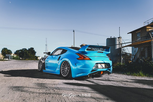 Bagged Nissan 370z on 20