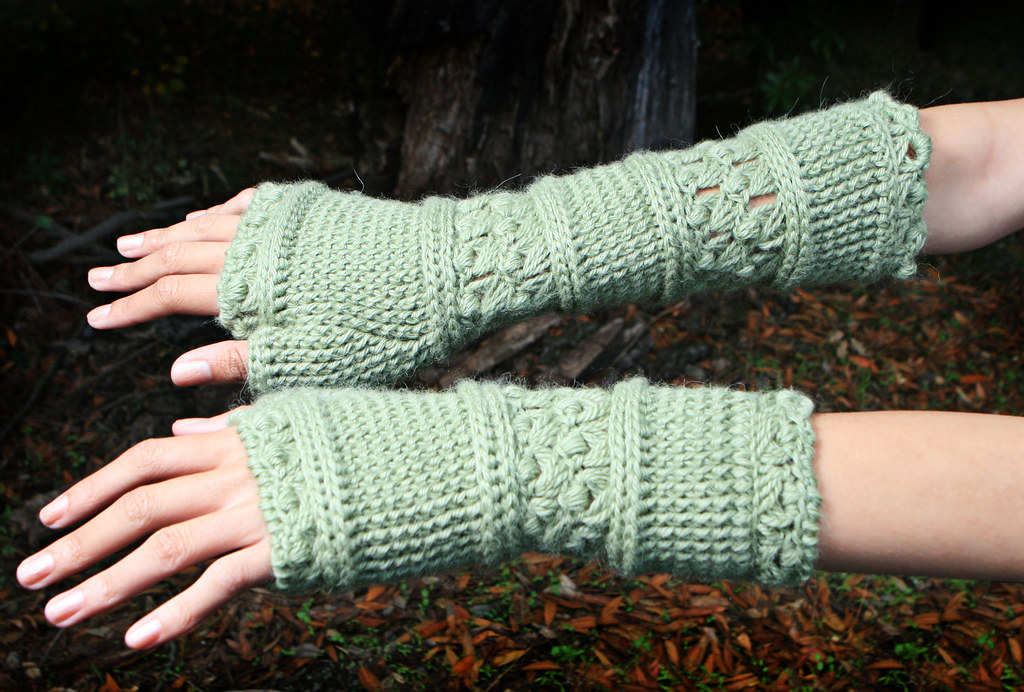 Velutinous Lace Cap & Wristlets (Crochet)