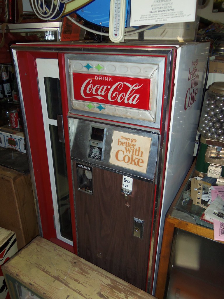 Дают старые автоматы. Вендинговый аппарат Кока-кола. Вендинговый аппарат пепси. Автомат Кока кола СССР. Пепси автомат старый.