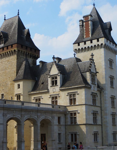 Entrée avec la Tour Napoléon III (XIXe) et la tour Montaüser (XIIe), château royal, Pau, Béarn, Pyrénées Atlantiques, Aquitaine, France.