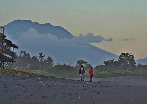 bali indonesia asia keramas beach sunset volcano mountain boys duo sundown gloaming eveninglight nightfall flickrtravelaward mountagung
