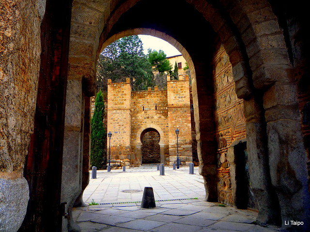 Toledo. La Puerta de Alcántara o Puerta de los Doce. Es de origen árabe y fue construida en el siglo X.