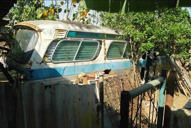 Cementerio de Omnibus / Bus Graveyard, Cuba.   GM New Look