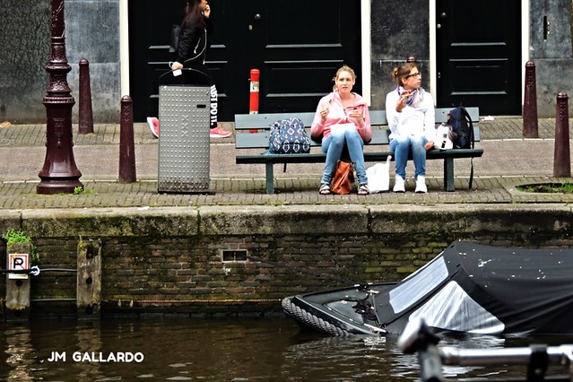Mujeres y botes hundidos - Amsterdam