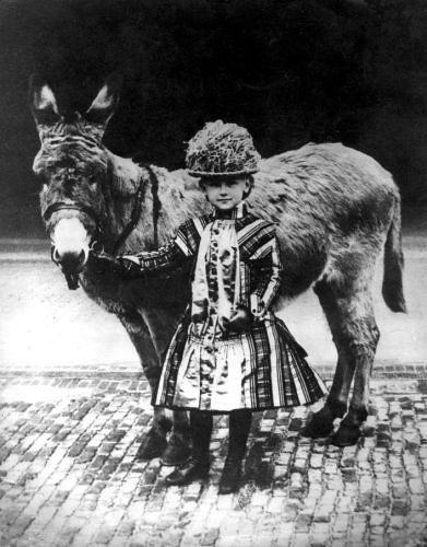 Een jonge prinses Wilhelmina met een ezeltje