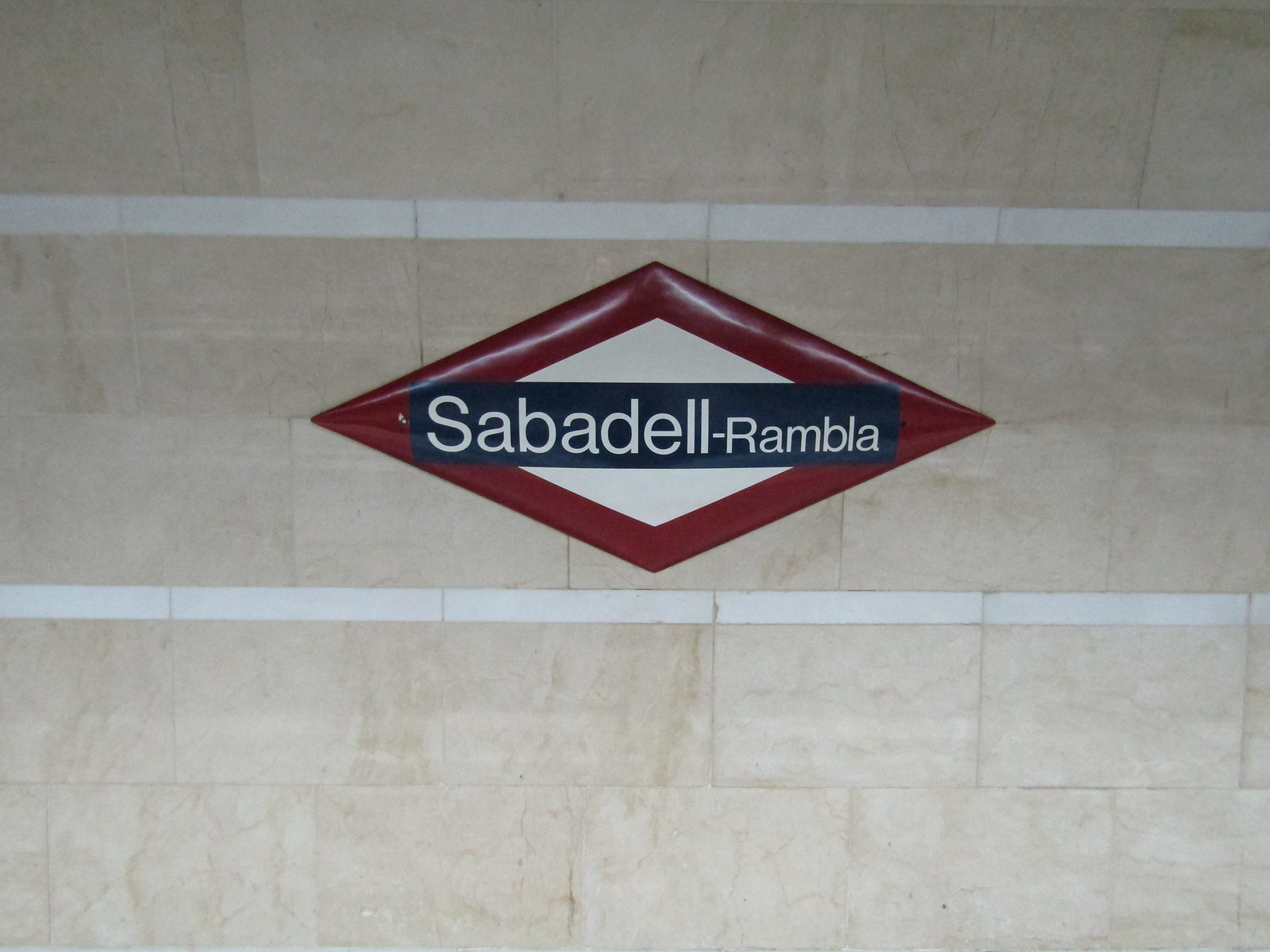 Detall de la placa amb el nom de l'estació que sera substituïda per Sabadell-Plaça Major en menys d'un mes.