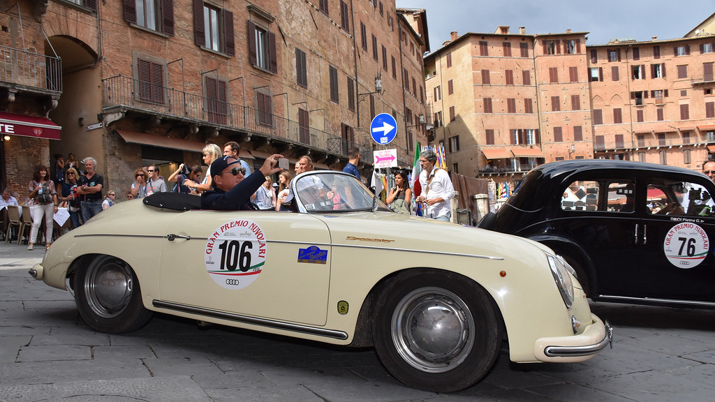 Passaggio da Piazza del campo delle Auto Storiche del Gran Premio Nuvolari 2016