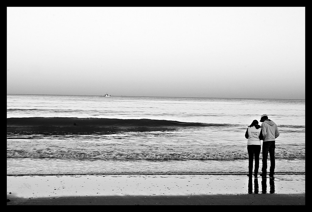lovers at the edge of waters sea | lovers at the edge of wat… | Flickr