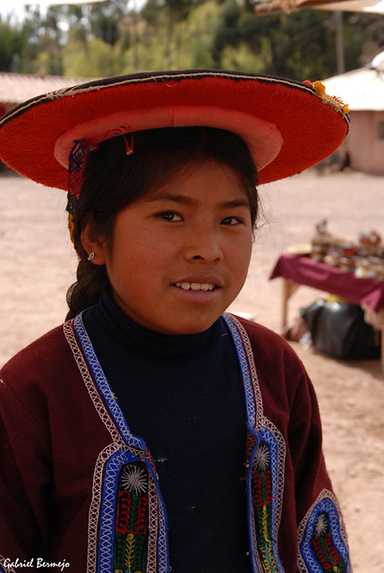 Niña andina con atuendo tradicional