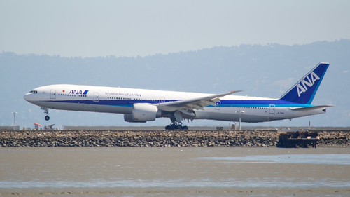 ANA Boeing 777 -300 landing roll-out, DSC_0432 | Bill Abbott | Flickr