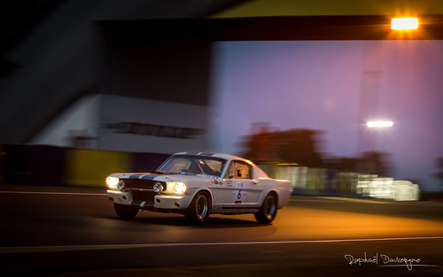 le mans classic 2016 lemansclassic canon eos 7d mark ii canoneos7dmarkii l series lseries catchy colors race car racing racer endurance historic motorsport legend sarthe circuit track piste peter auto shelby mustang gt 350 gt350 ford caroll us usa american sportscar 1965 pony muscle white stripes blue morning dawn sunrise early v8 dunlop bridge panning shot filé speed motion vitesse movement 70200mm ef70200mmf28lusm raphcars