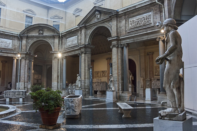 Roma 068 ,Musei Vaticani,cortile interno