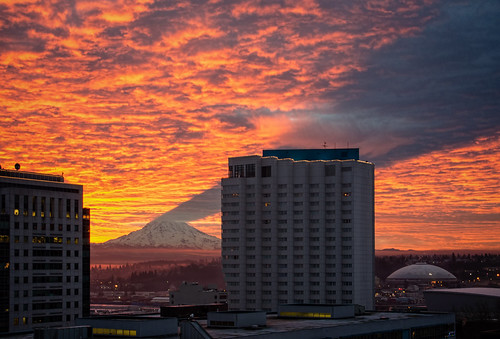 shadow sky mountain skyline buildings fire nikon risk mountrainier pacificnorthwest tacoma drama pnw ranier livingintheshadowofthemountaintacoma