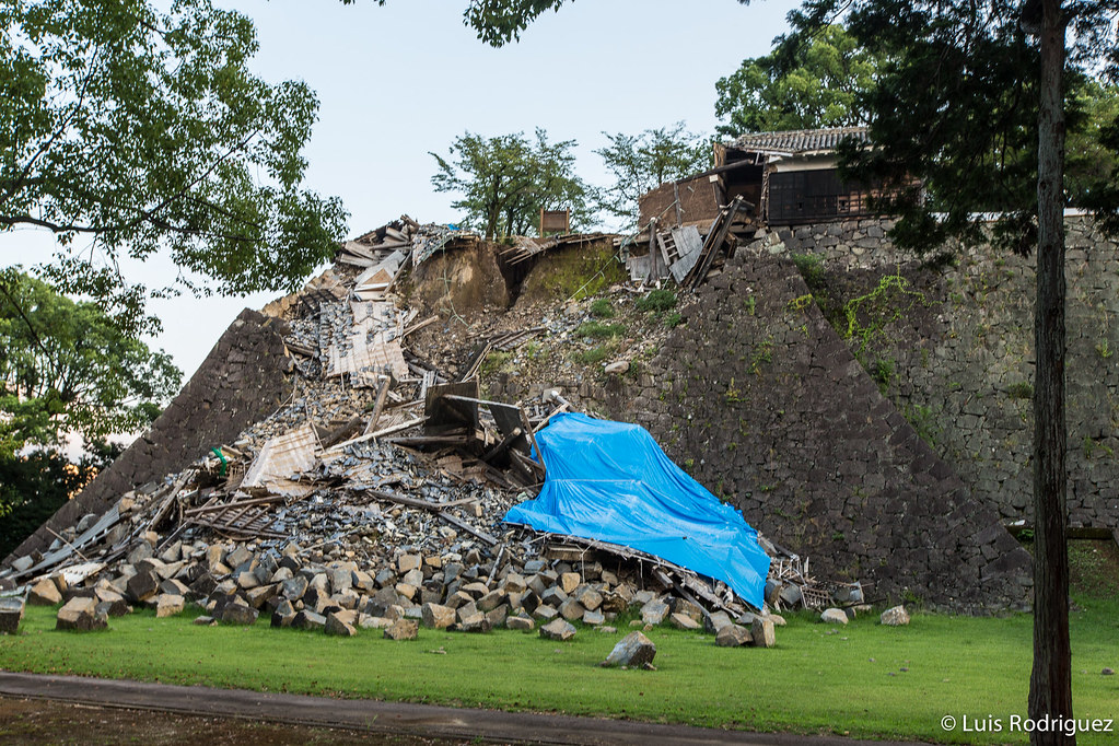 Muros exteriores del castillo de Kumamoto afectados por el terremoto de abril de 2016