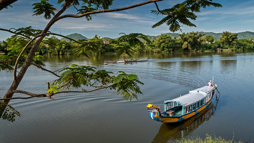 El Rio Perfume by David Ruiz Luna, Una idílica imagen de este paisaje que parece sacado de una escenario irreal. 
Recorrer el Song Huon
