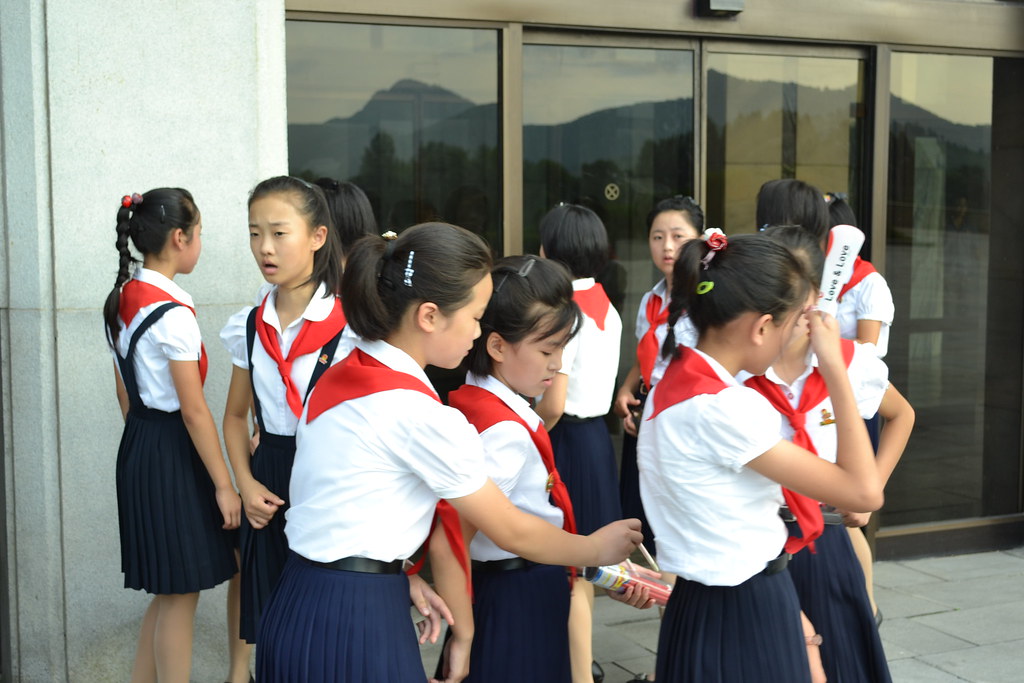 North Korean Students Girls 朝鮮帶著紅領巾的小姑娘 涉外山頂人 Flickr