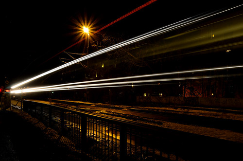 city railroad light night train nikon long exposure sweden uppsala sverige natt stad tåg uppland kväll lång exponering tågräls d5100 tamron18270mmf3563diiivcpzd