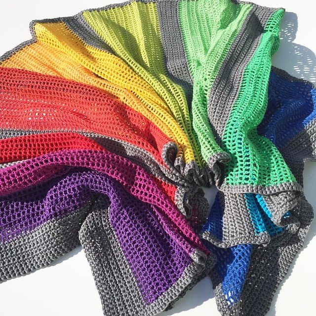 Klaar! Ik word hier echt heel vrolijk van ❤️ Snel een blogpost schrijven met allemaal jammie foto's #rainbow #shawl #scheepjesbonbon #crochet #jellinacreations