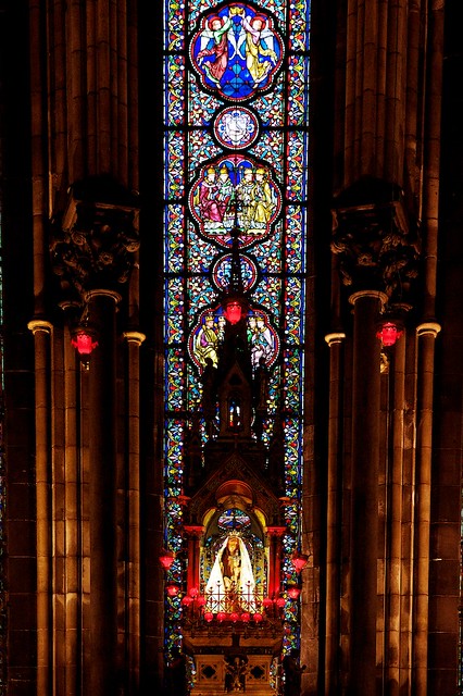 La statue de Notre Dame de la Treille dans son écrin / The statue of Notre Dame de la Treille in its case