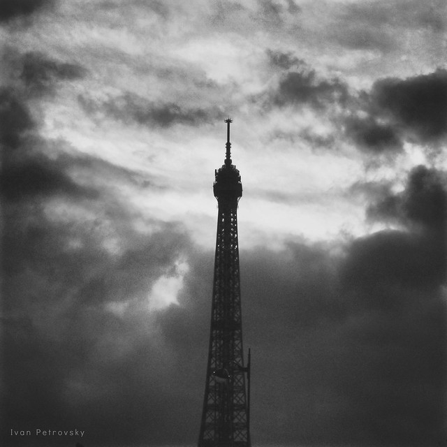 Tour Eiffel nuageux.