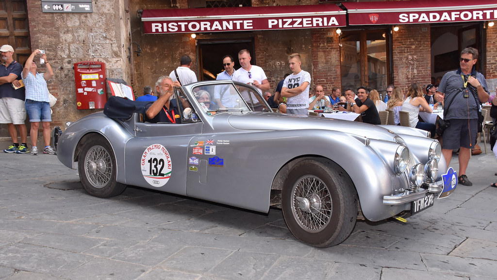 Passaggio da Piazza del campo delle Auto Storiche del Gran Premio Nuvolari 2016