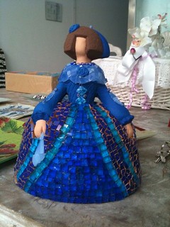 Menina de trencadís y cristal de murano con detalles pintados a mano. Tamaño: 23cm.