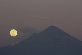 Popocatepetl y la Luna