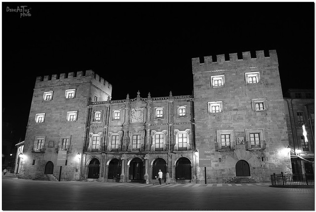 Gijón de noche, Palacio Revillagigedo