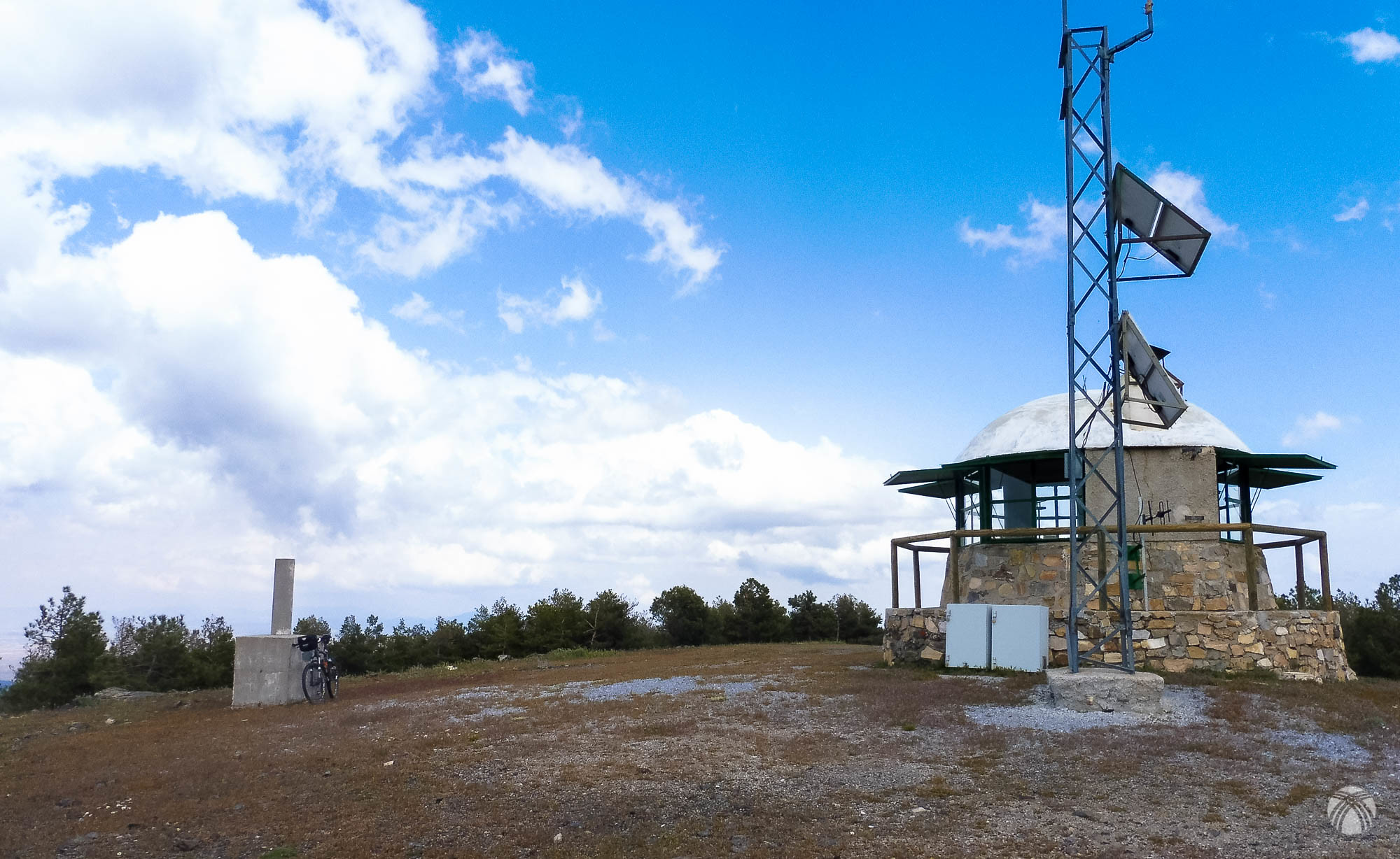 Refugio forestal para vigilancia en el Pico Padilla