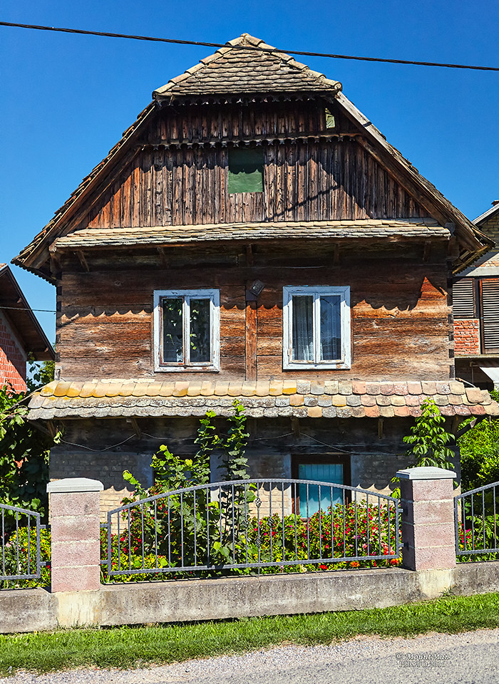 Tradicijska stara posavska drvena kuća u Lonjskom Polju