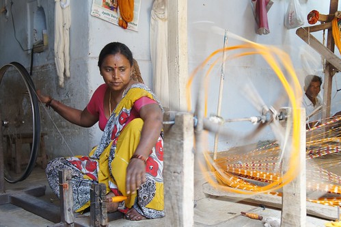 india industry women sony cottage tie cotton spinning dye hyderabad andhra weaving pradesh handloom nalgonda charkha pochampally tyendye