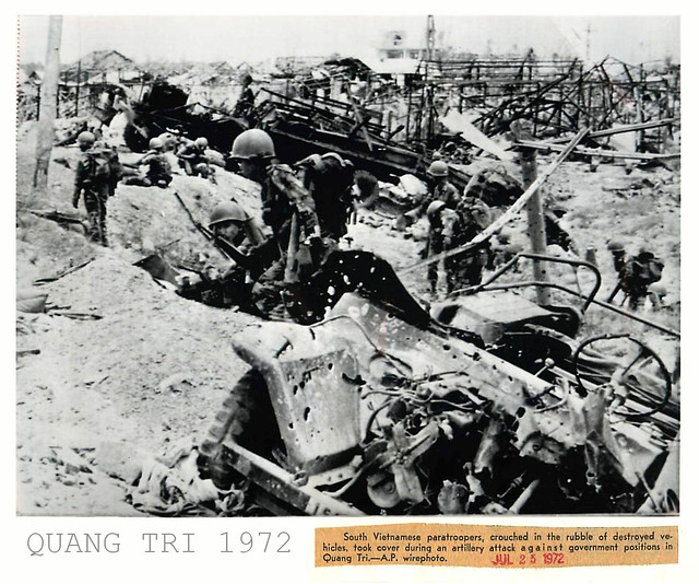 1972 Vietnamese Paratroopers Take Cover in Ruins of Quang Tri - Press Photo