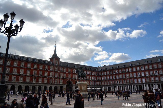 Madrid: La plaza Mayor y su gente.