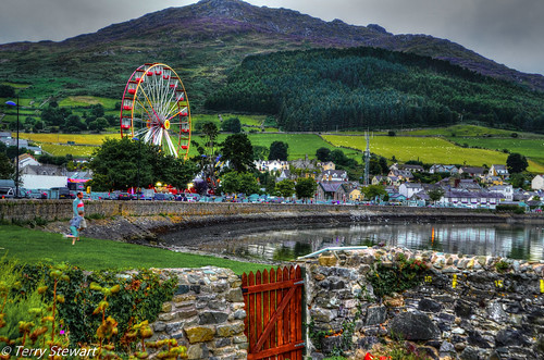 fair fete ireland harbour carlingford d7000 nikon terrystewart evening lights sea pier boats castle amusements mountains sky louth southern landscape night trees view scenic postcard pictures shore gateway entrance crowd people vividandstriking water beach nature wheel turning fairground