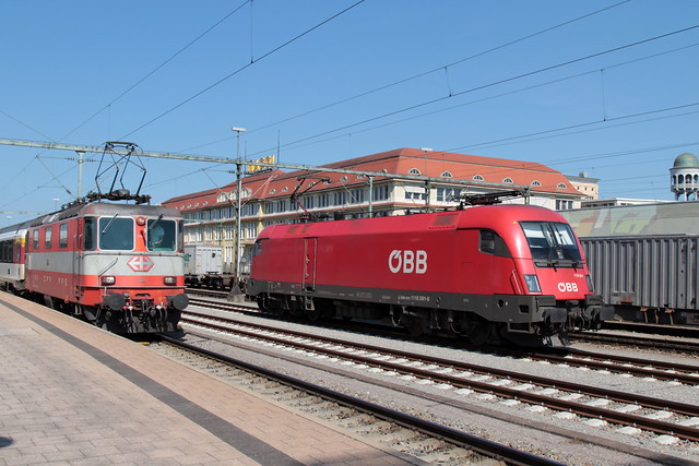 SBB Lokomotive Re 4/4 II 11108 bzw. Re 420 108 - 3 in den Swiss - Express Farben orange - steingrau ( Hersteller SLM Nr. 4640 - BBC MFO SAAS - Baujahr 1967 - 2018 älteste Re 4/4 II im Betrieb ) am Bahnhof Singen ( Hohentwiel ) in Deutschland