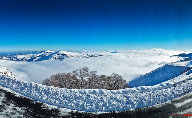Panoramica nebbia e neve