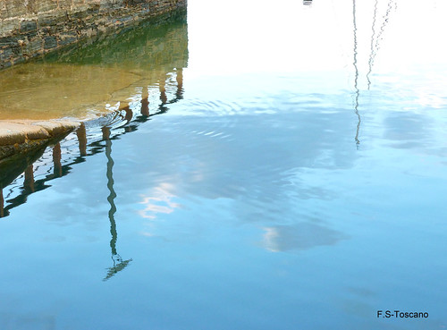 Mar en calma. Reflejo. Calm Sea. Reflection. by Esetoscano, Atardecer en el muelle.
Sunset in the wharf.
Ribadeo. Lugo. Galiza. Galicia. España. Spain.suns