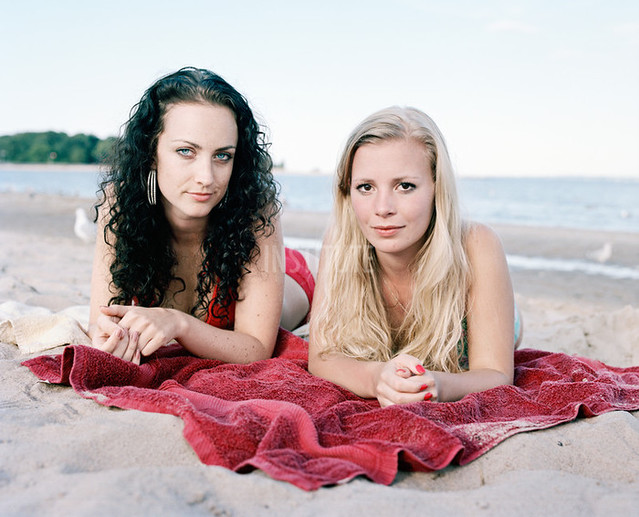 Rose & Annika, Orchard Beach, The Bronx Riviera, 2010 - Photographie de / Picture from: Wayne Lawrence